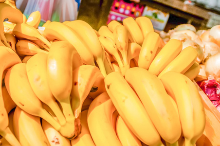 群的成熟香蕉在街头市场