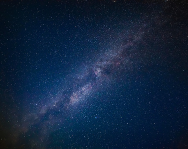 在夜晚的天空中的银河照片