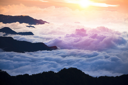 云与日出山风景