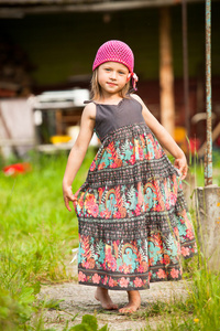 漂亮的小 5 岁女孩冒充为照相机在院子里的一间村屋