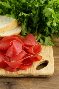 烟熏肉在砧板上的 bresaola