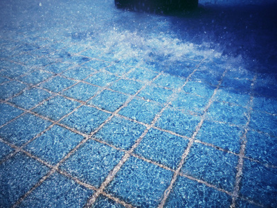 蓝色泳池起水波纹