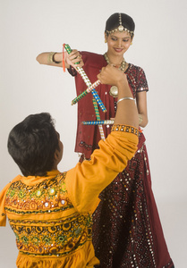 执行 dandiya 的夫妇