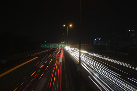 汽车前灯的车辆在道路上的条纹