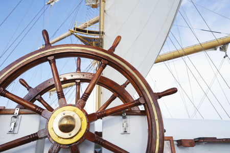 高高的船索具图片