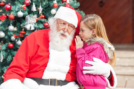 女孩在圣诞老人的耳朵告诉的愿望