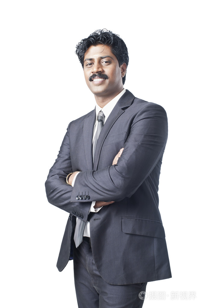 他双臂交叉的商人