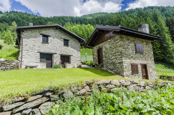 在意大利阿尔卑斯山的夏天草甸高山牧羊人村石房子