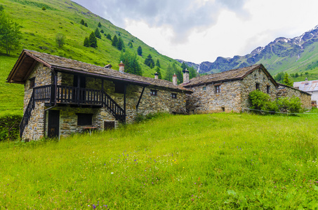 在意大利阿尔卑斯山的夏天草甸高山牧羊人村石房子