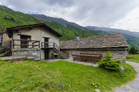 在意大利阿尔卑斯山的夏天草甸高山牧羊人村石房子