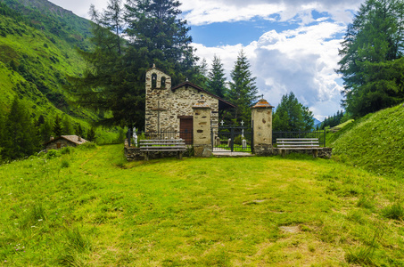 石教会在村公墓在阿尔卑斯山。意大利
