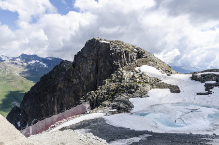 融化的冰川和岩石在海拔 2400 米的意大利阿尔卑斯山的山顶上