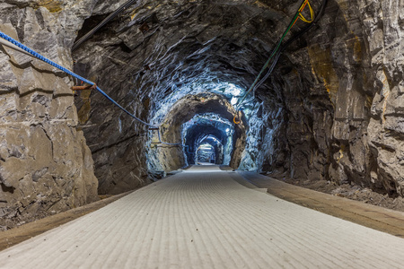 刻在岩石在阿尔卑斯山的隧道