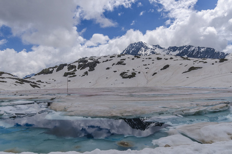 在夏天隐瞒在阿尔卑斯山的冰川。帕苏 di tonalle 的滑雪胜地。意大利北部