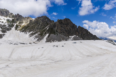 在夏天隐瞒在阿尔卑斯山的冰川。帕苏 di tonalle 的滑雪胜地。意大利北部