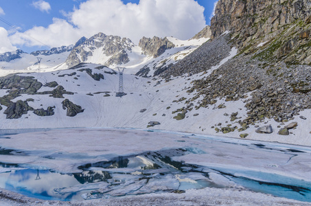 在夏天隐瞒在阿尔卑斯山的冰川。帕苏 di tonalle 的滑雪胜地。意大利北部