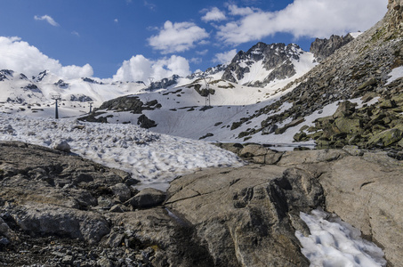 在夏天隐瞒在阿尔卑斯山的冰川。帕苏 di tonalle 的滑雪胜地。意大利北部