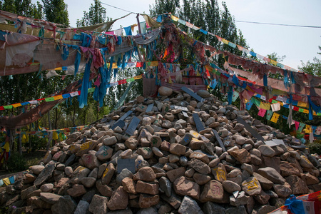 干湖一个著名的藏传佛教寺庙土墩鄂博苗寺