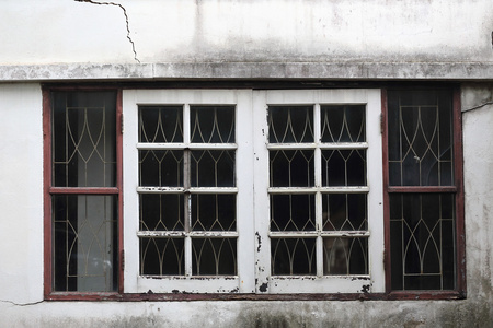 老 windows 在一个废弃的房子