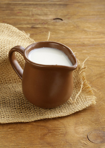 完整的牛奶，乡村风格的陶瓷布朗水罐
