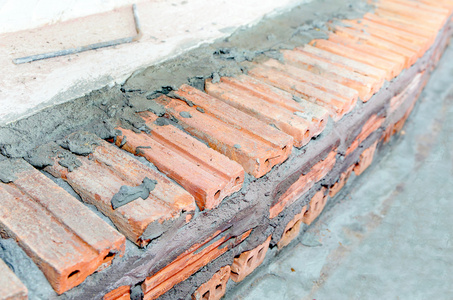 underconstruction 楼梯间由红砖和水泥照片