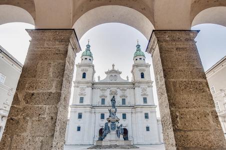 位于萨尔茨堡，奥地利的大教堂广场 domplatz