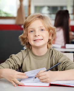 小学生在本书在桌子上写的肖像