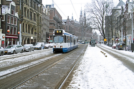 电车驾驶在雪在荷兰阿姆斯特丹