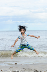 在海滩上的飞跳沙滩女孩