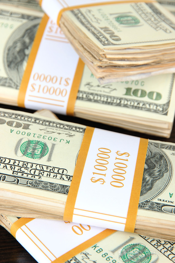 成堆的木桌上的钱