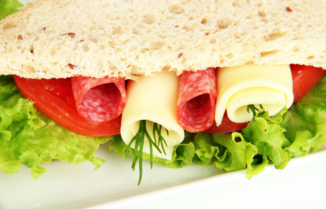 好吃的三明治与萨拉米香肠和蔬菜上白板 白底隔离