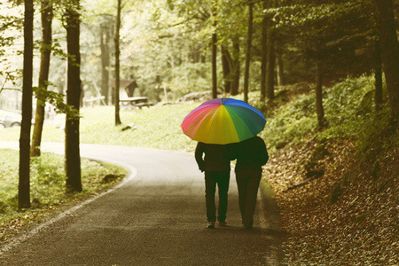 走在一个下雨天图片