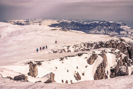 游客在雪山