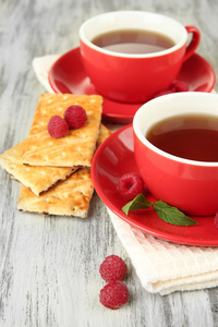 杯茶与 cookie 和覆盆子上表特写