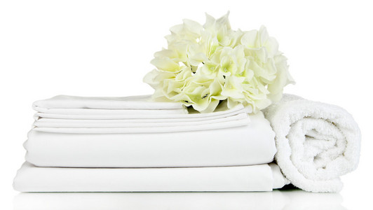 堆栈的清洁床上用品床单 毛巾上白色隔离