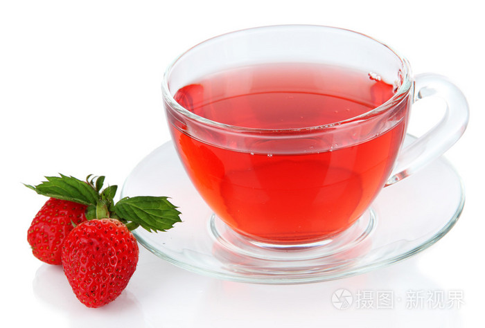 孤立在白色的美味草莓茶