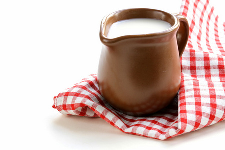 完整的牛奶，乡村风格的陶瓷布朗水罐