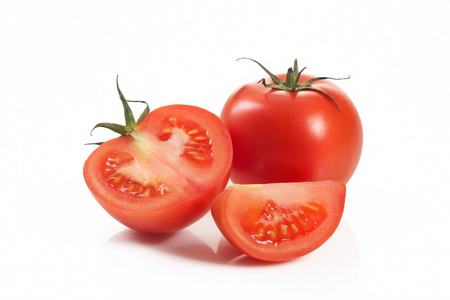 在白色背景上的几个红番茄