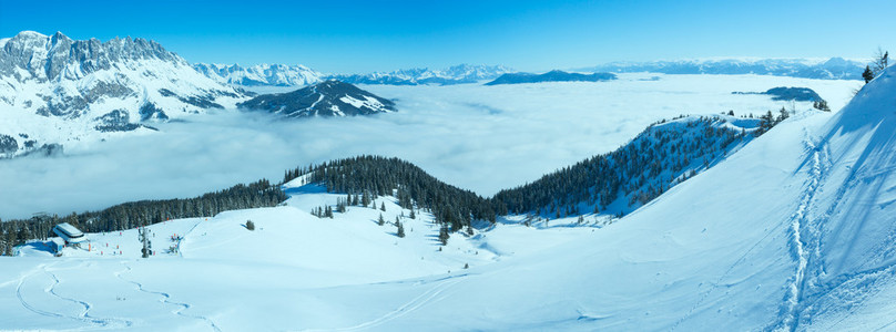 多云的冬季山全景。滑雪度假村