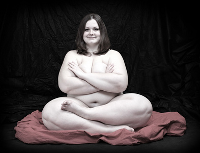 快乐的胖女人，在瑜伽的位置