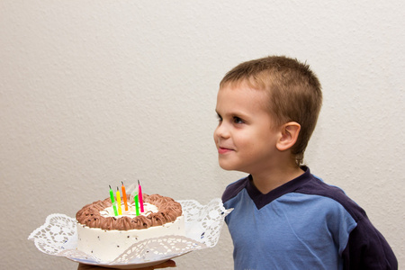 庆祝第五个生日的男孩蛋糕