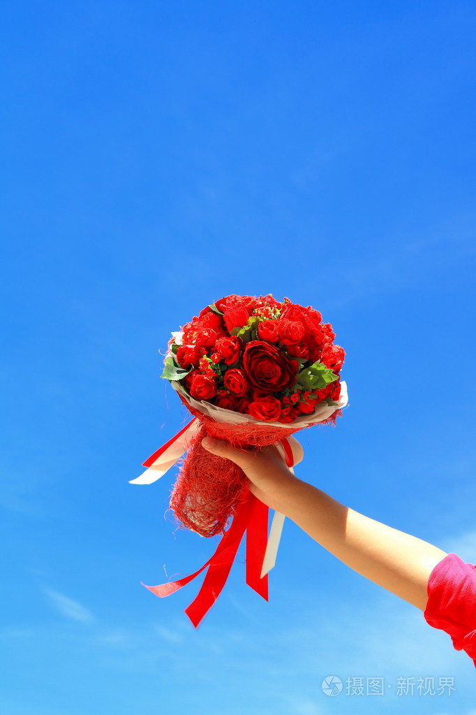 美丽的花束与蔚蓝的天空