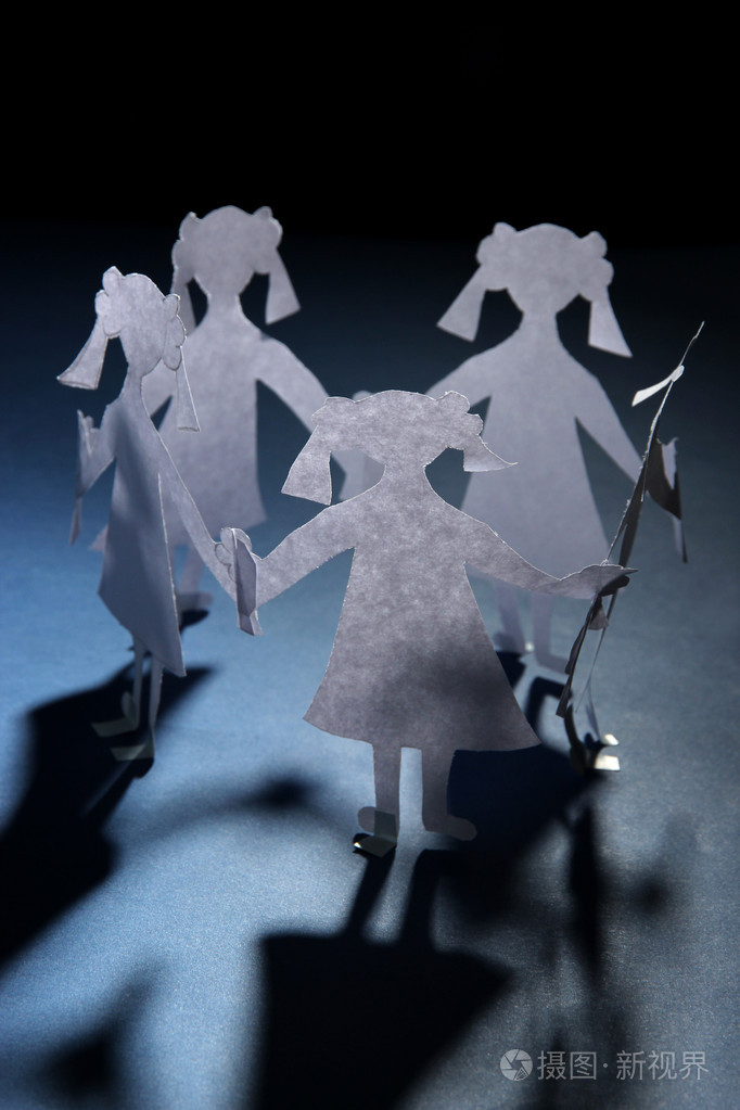 在社会网络概念上黑的背景纸人