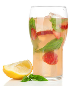 玻璃 孤立在白色草莓与罗勒柠檬水