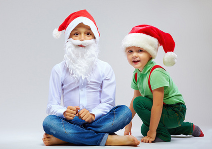 可爱的圣诞老人和白色的小帮手图片