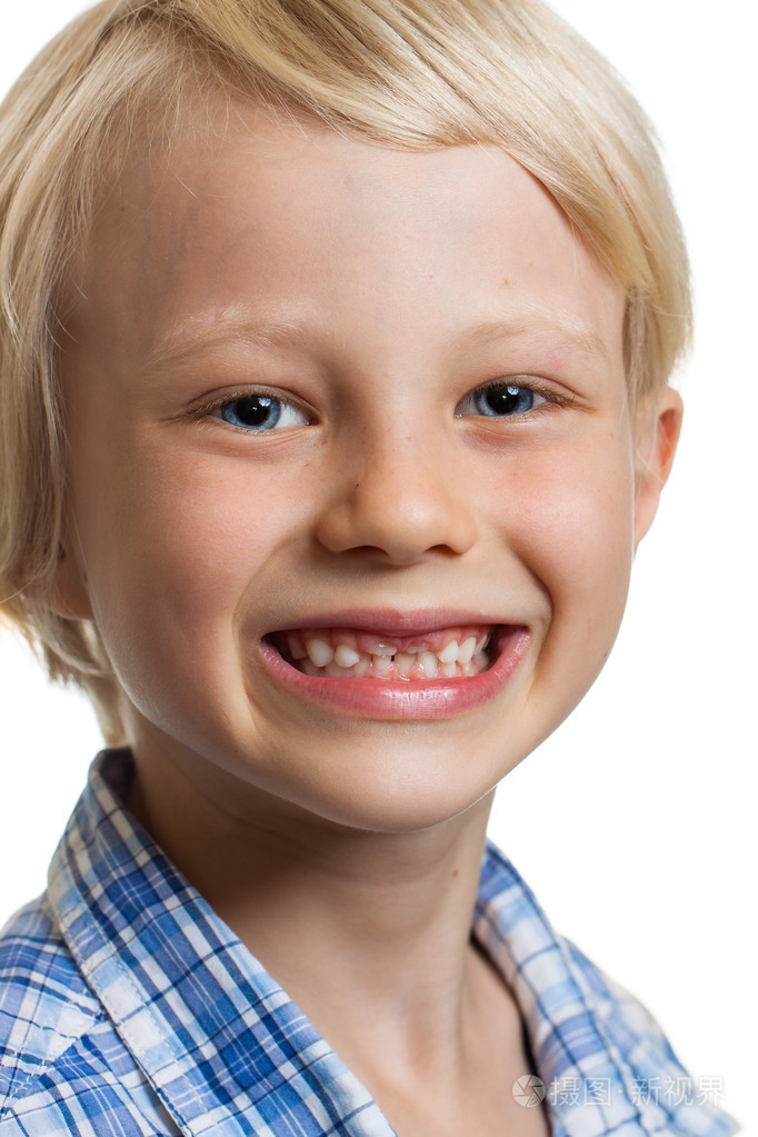缺门牙的可爱男孩