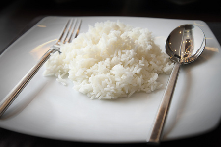 煮熟的米饭上白盘子里