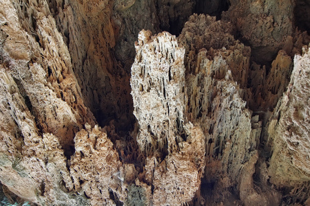 怪岩的一个山洞中的奇怪形状