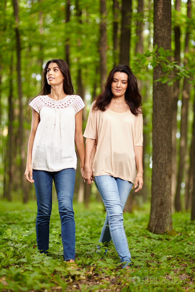 母亲和女儿散步手牵手