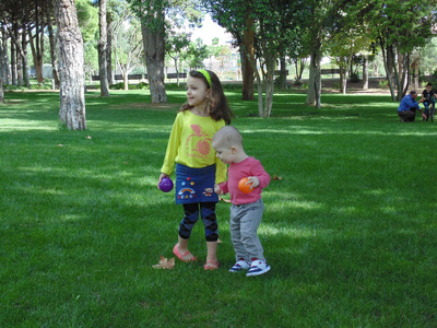 妹妹和弟弟在公园里